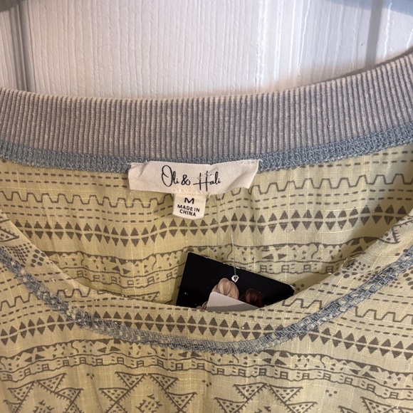 Oli & Hali Green Patterned Top - Picture 2 of 6